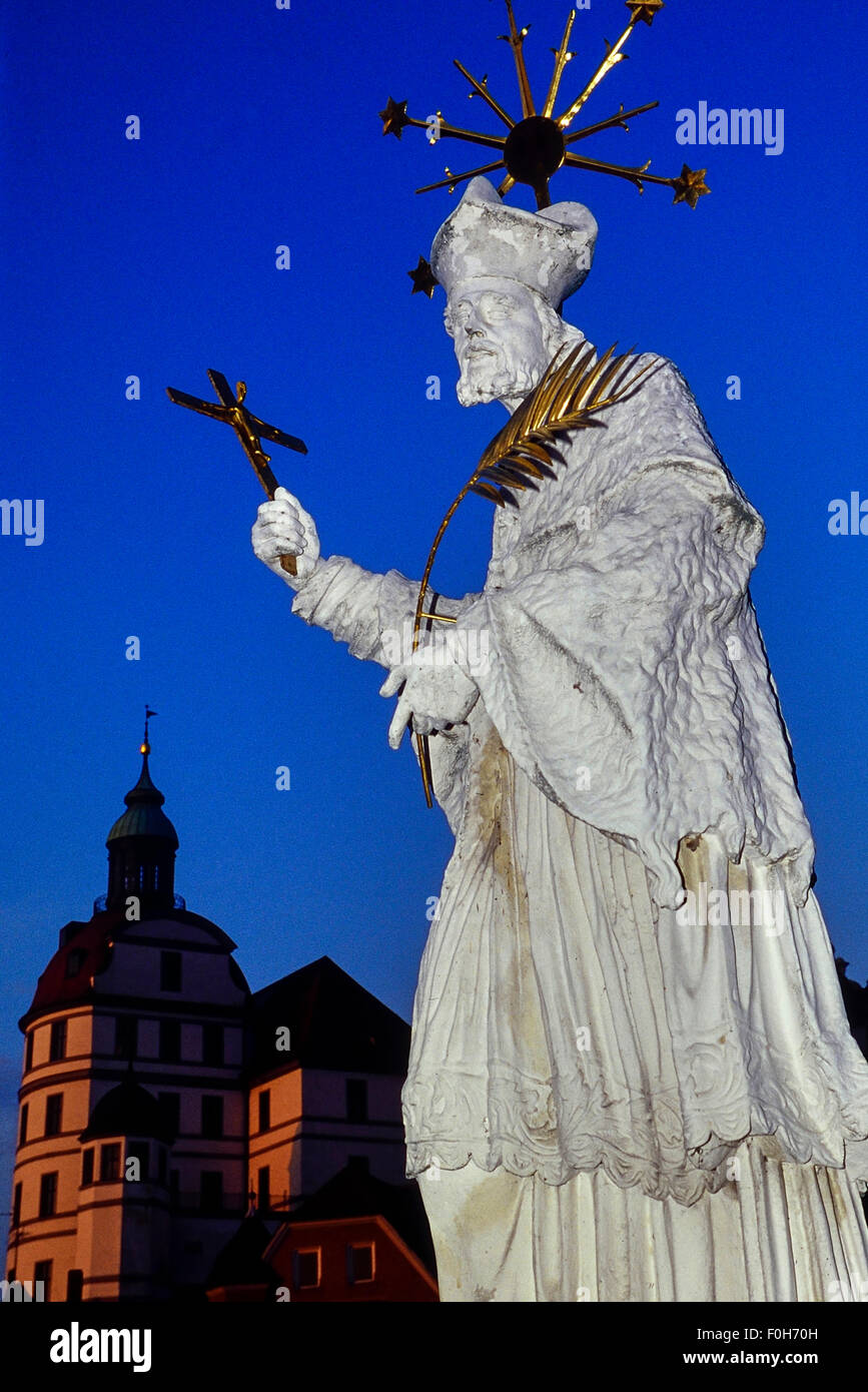 Saint figura sul ponte Elisenbruecke. Il castello di Neuburg. Bavaria. Germania Foto Stock