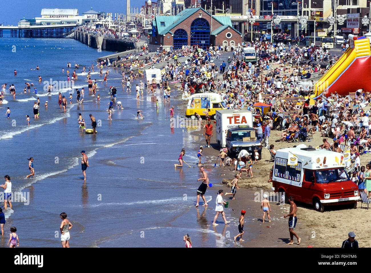 Affollata spiaggia summertime a Blackpool. Lancashire. Regno Unito Foto Stock