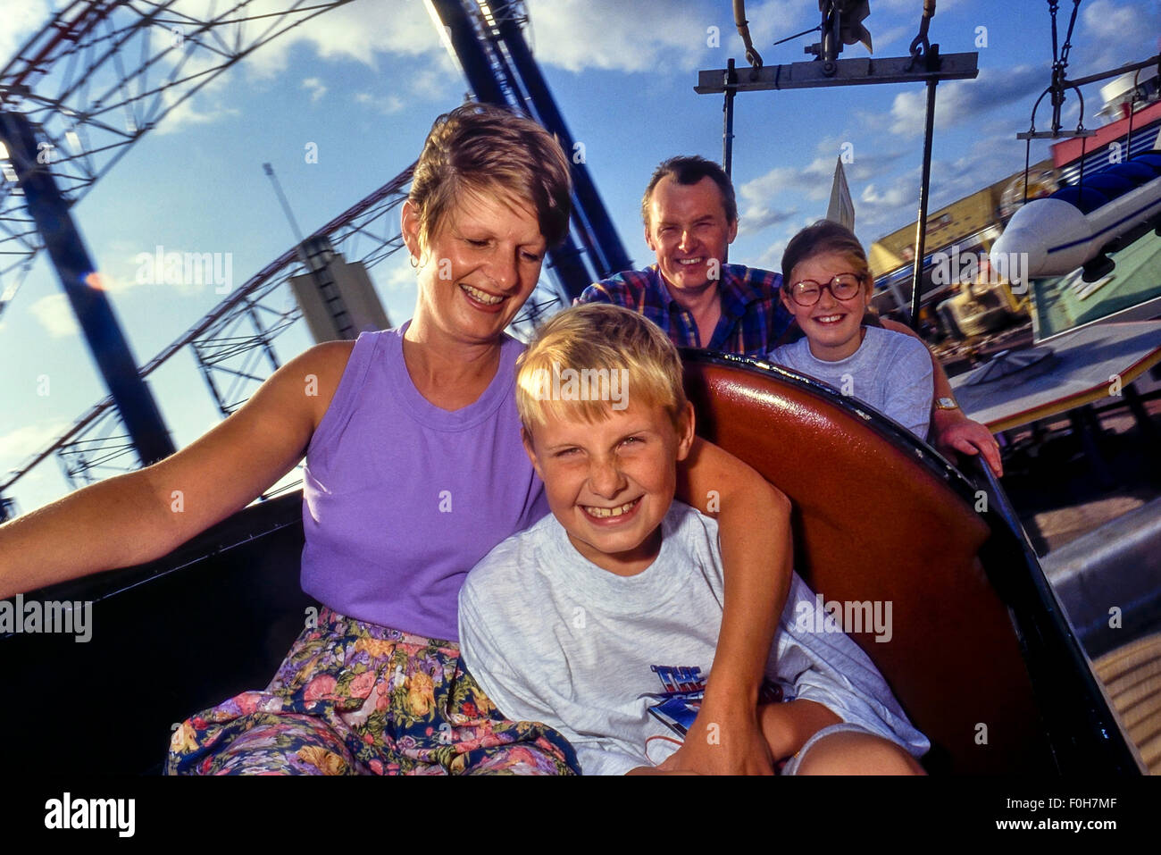Una famiglia godendo le macchine volanti ride a Blackpool Pleasure Beach. Lancashire, Regno Unito Foto Stock