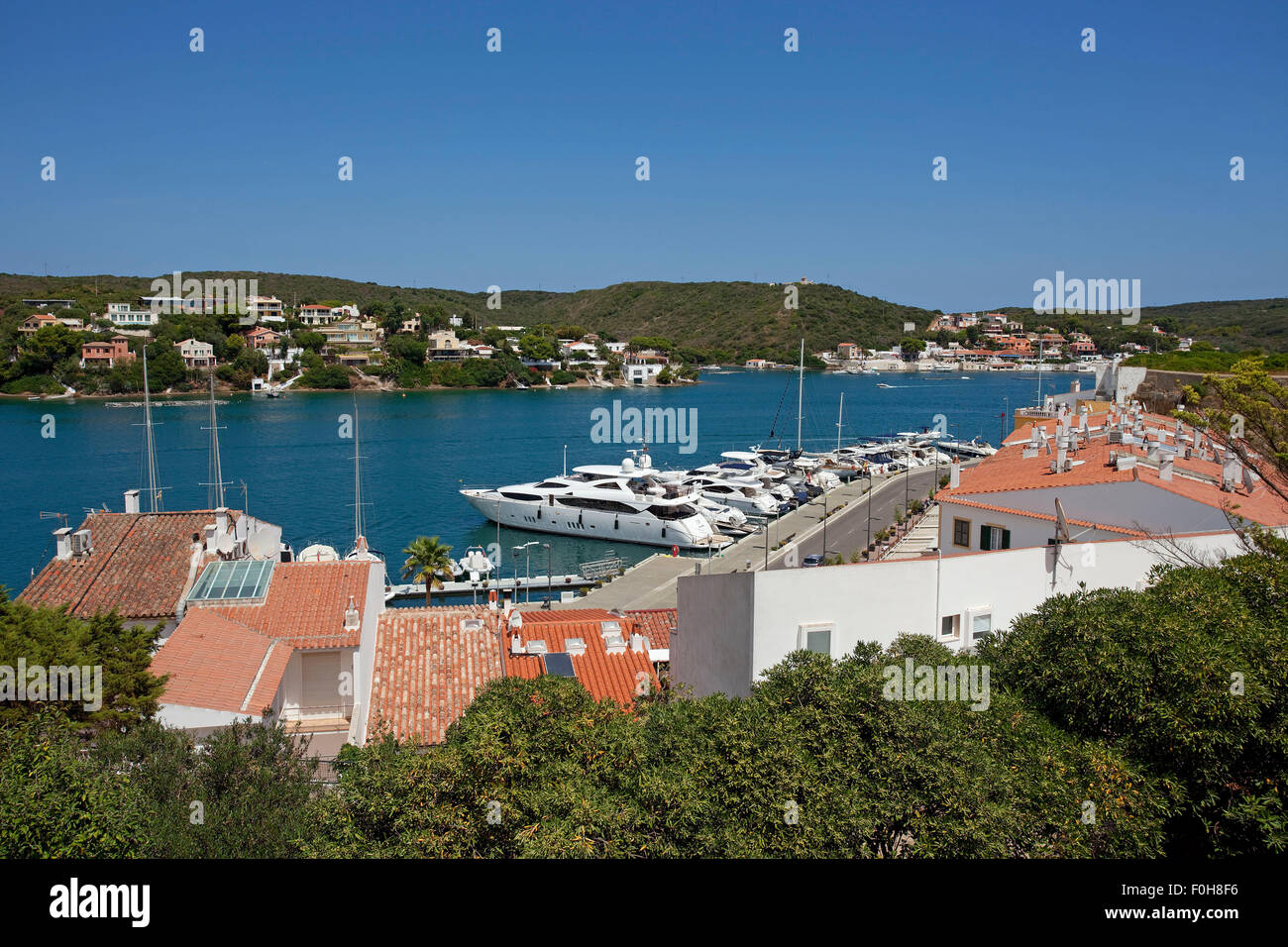 Porto di Mahon con barche di lusso Foto Stock