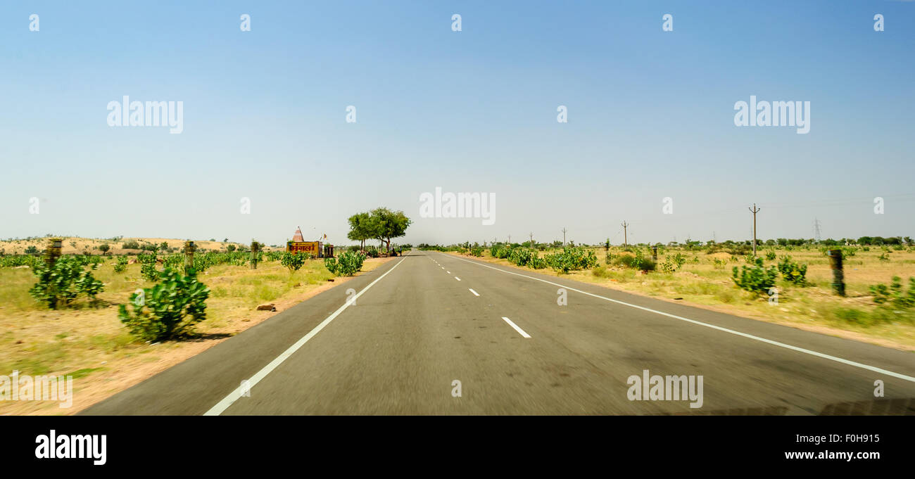 Autostrada, via, strada nel deserto dell'India Rajasthan Foto Stock