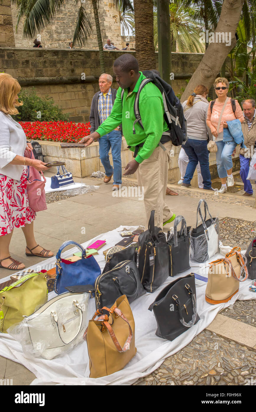 L'uomo vendita di finta pelle designer borse Foto Stock