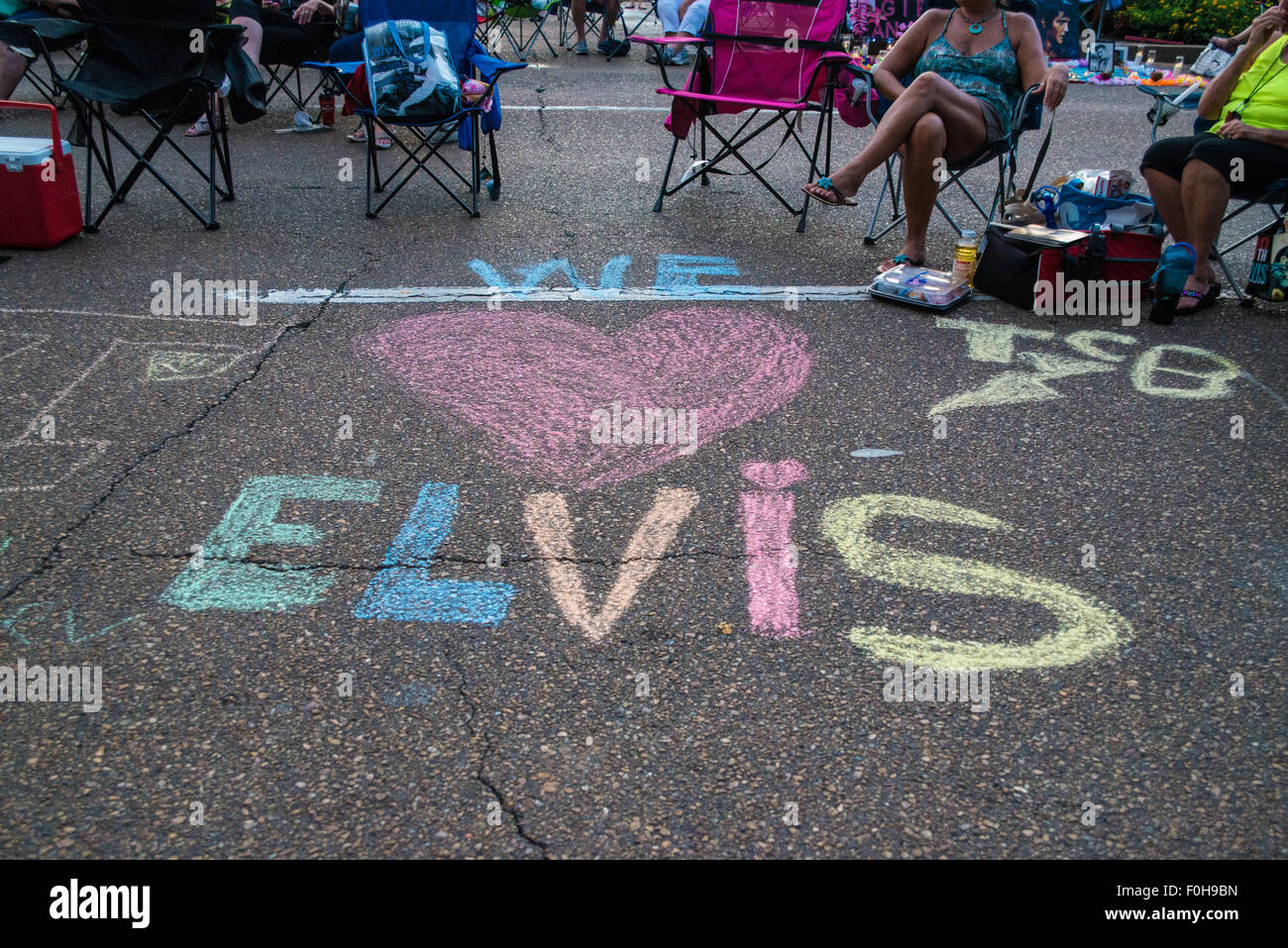 Memphis, Tennessee, Stati Uniti d'America. 16 Ago, 2015. Fiaccolata tenutasi a Graceland per Elvis Presley che morì il 16 agosto 1977 Credit: Caterina marrone/Alamy Live News Foto Stock