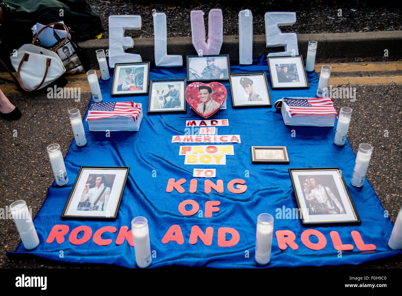 Memphis, Tennessee, Stati Uniti d'America. 16 Ago, 2015. Fiaccolata tenutasi a Graceland per Elvis Presley che morì il 16 agosto 1977 Credit: Caterina marrone/Alamy Live News Foto Stock