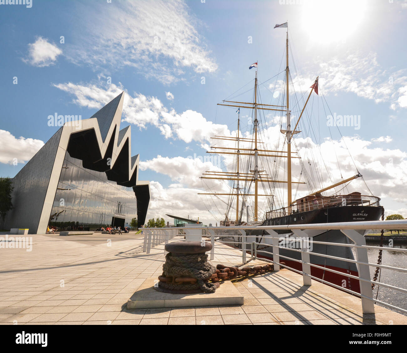 La Tall Ship posteggiati fuori il Riverside Museum di Glasgow, Scotland, Regno Unito Foto Stock