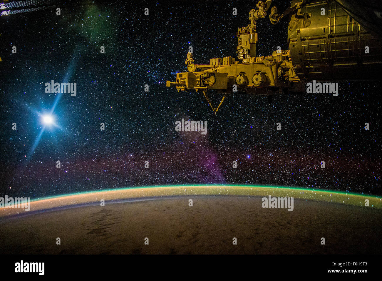 Cielo stellato dell'universo e pianeta Terra, vista dalla stazione spaziale Internazionale ISS. Elementi di questa immagine forniti dalla NASA Foto Stock