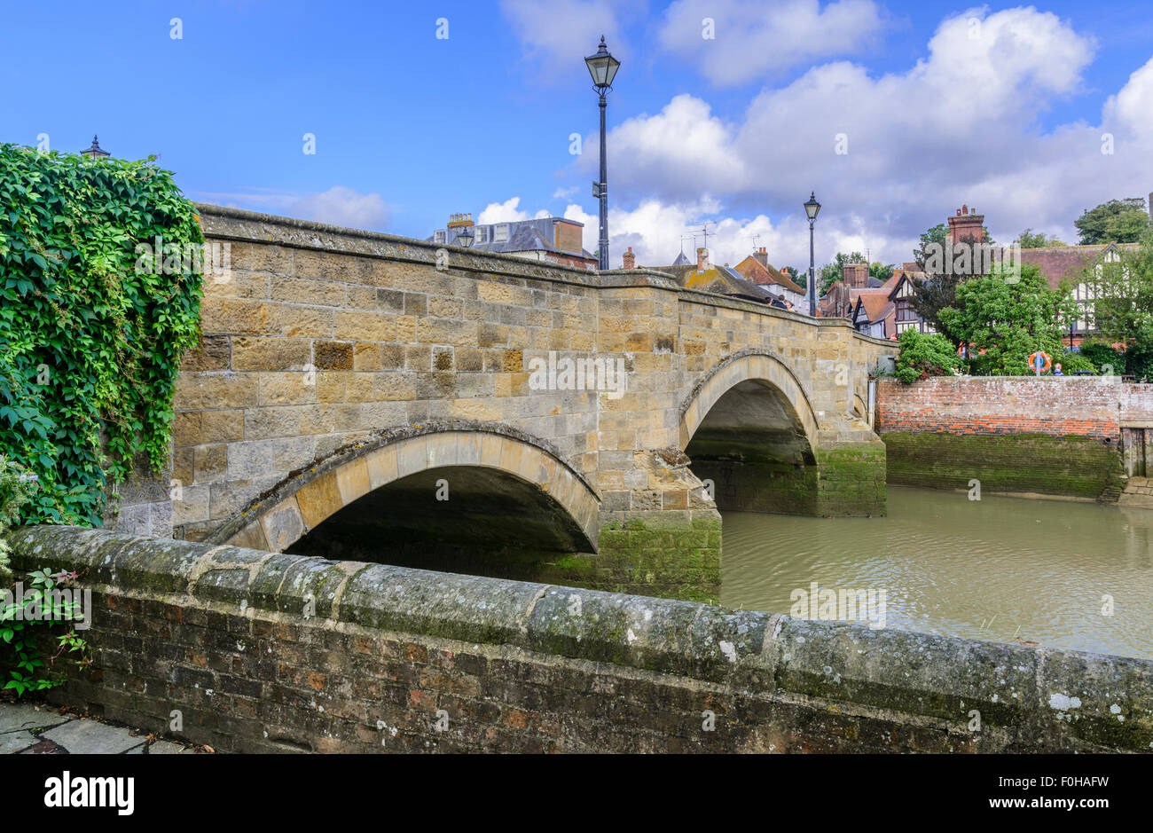 Storici British ponte che attraversa il fiume Arun in Arundel, West Sussex, in Inghilterra, Regno Unito. Foto Stock