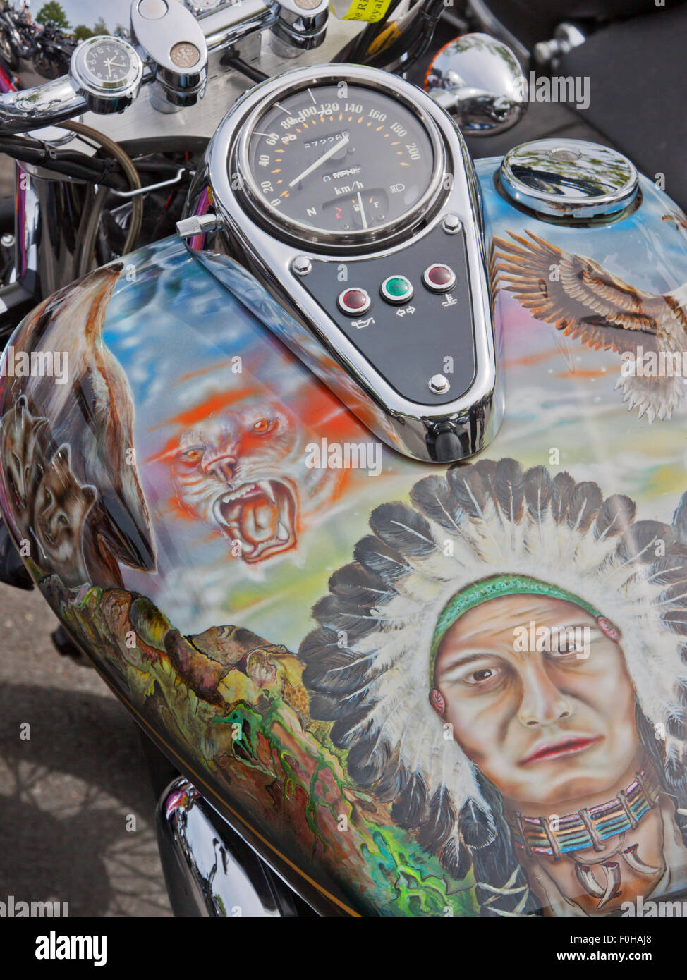 Decorate il serbatoio del carburante di un motociclo sul visualizzatore in corrispondenza di un biker rally UK Foto Stock
