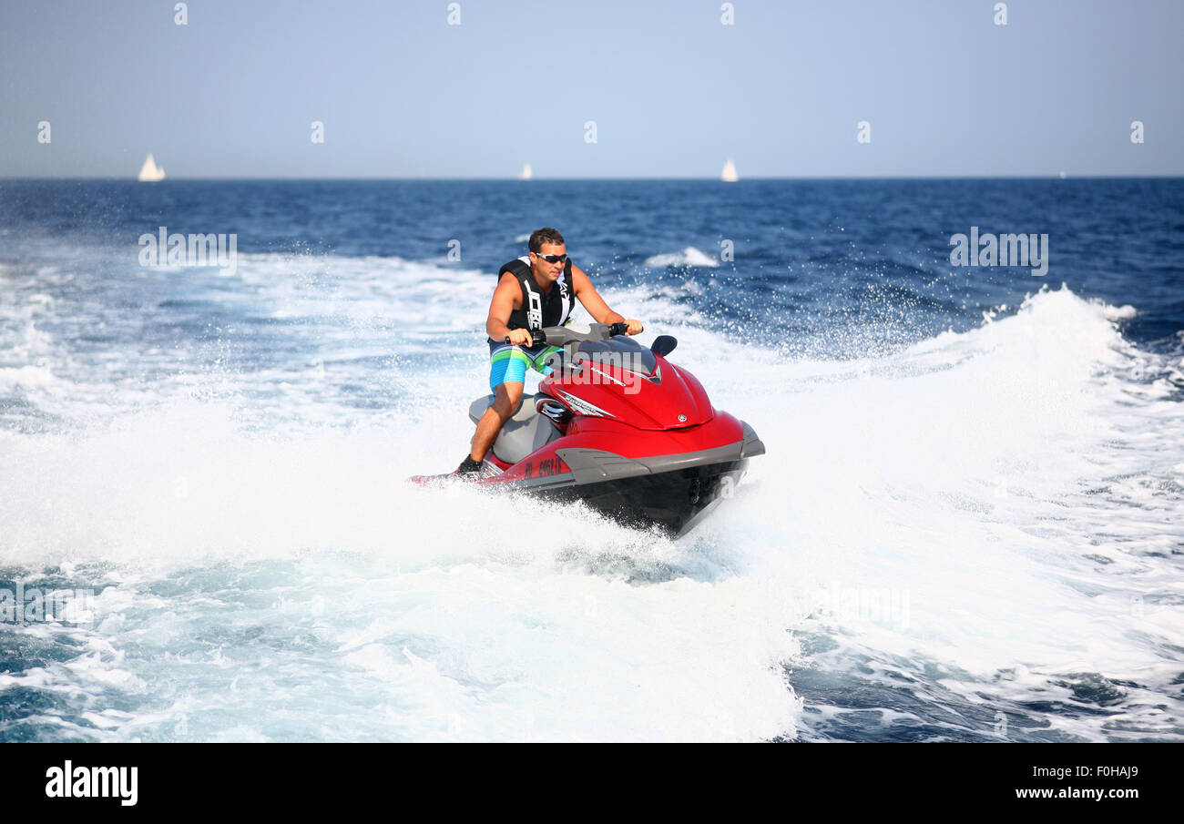 Jet ski wave riding off Ramatuelle, nel sud della Francia Foto Stock