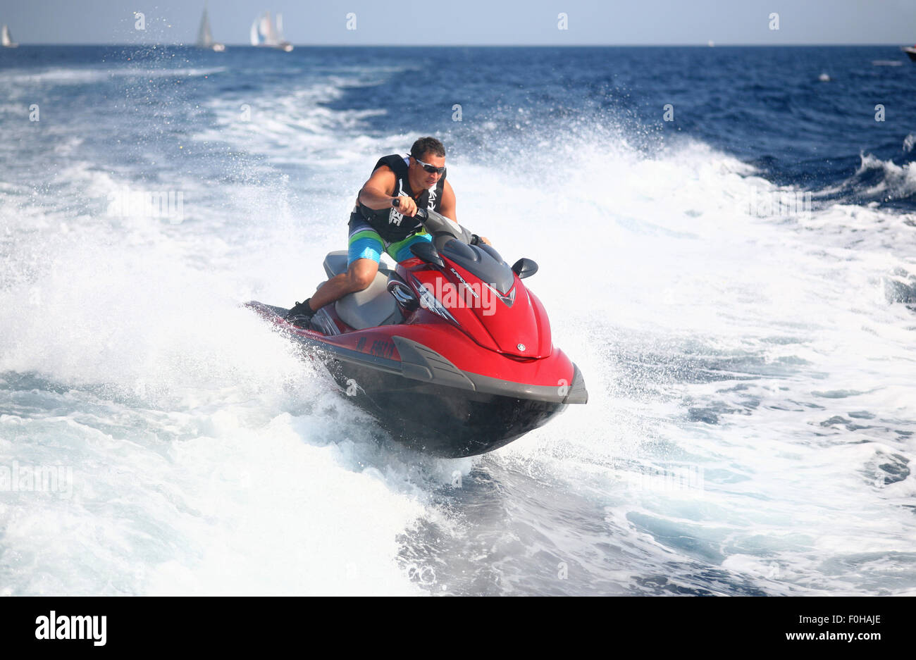 Jet ski wave riding off Ramatuelle, nel sud della Francia Foto Stock