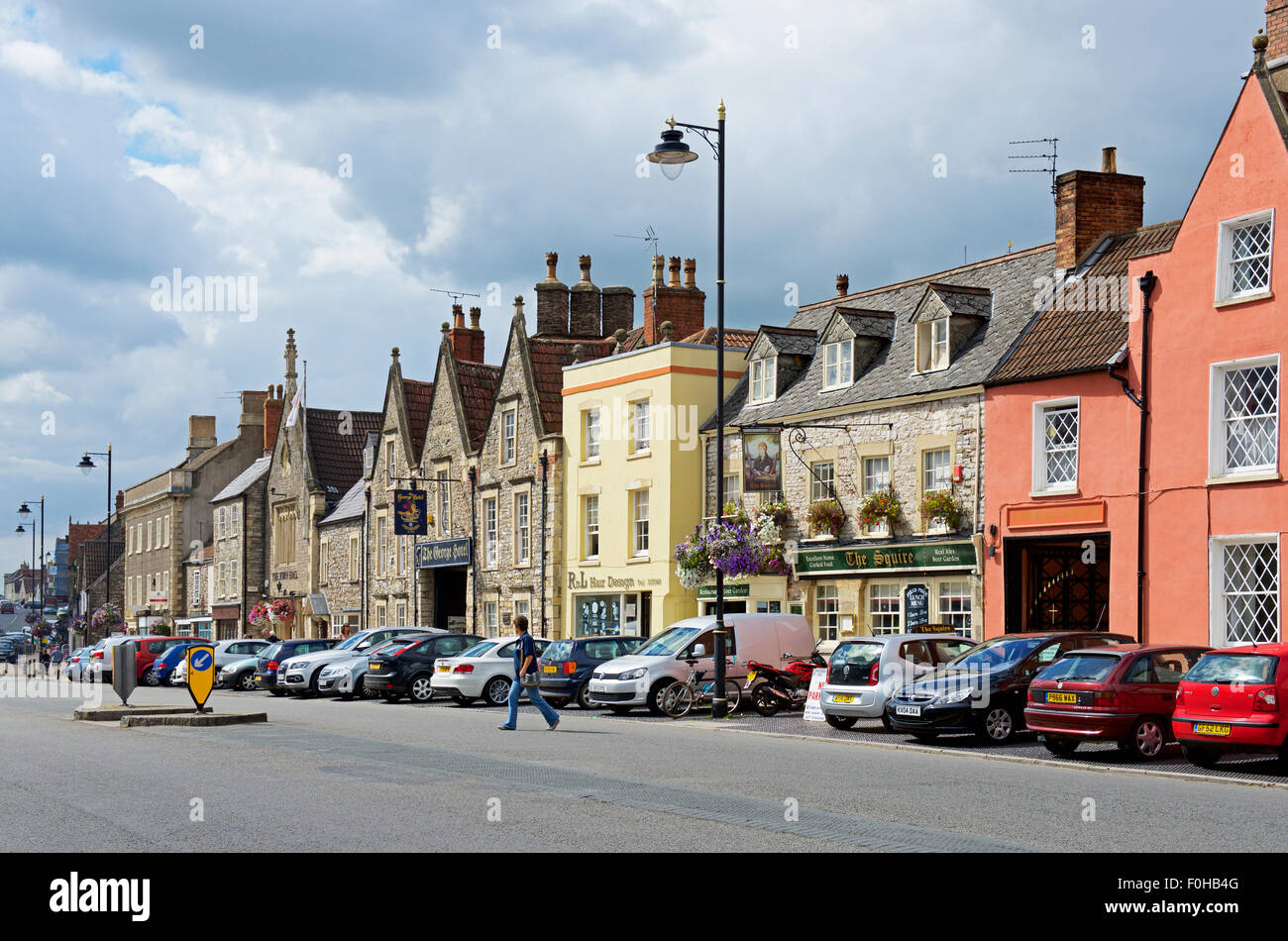 L'ampia strada principale di Chipping Sodbury, una città di mercato nel Gloucestershire, England Regno Unito Foto Stock