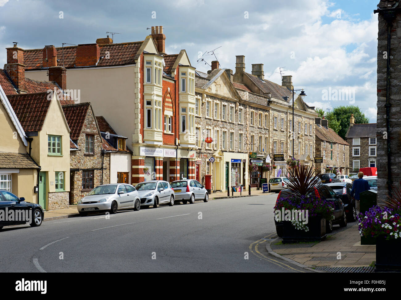 L'ampia strada principale di Chipping Sodbury, una città di mercato nel Gloucestershire, England Regno Unito Foto Stock