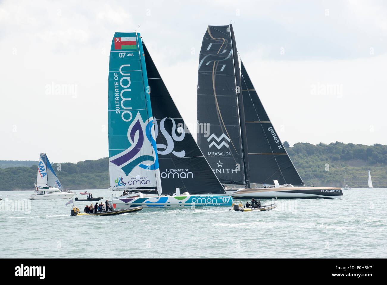 Isle of Wight, Regno Unito. Il 16 agosto, 2015. Yachts Sultanato di Oman 07 OMA e geni X Mirabaud 1819 Zenith all'inizio della Rolex Fastnet Race a Cowes Isle of Wight England Regno Unito Foto Stock