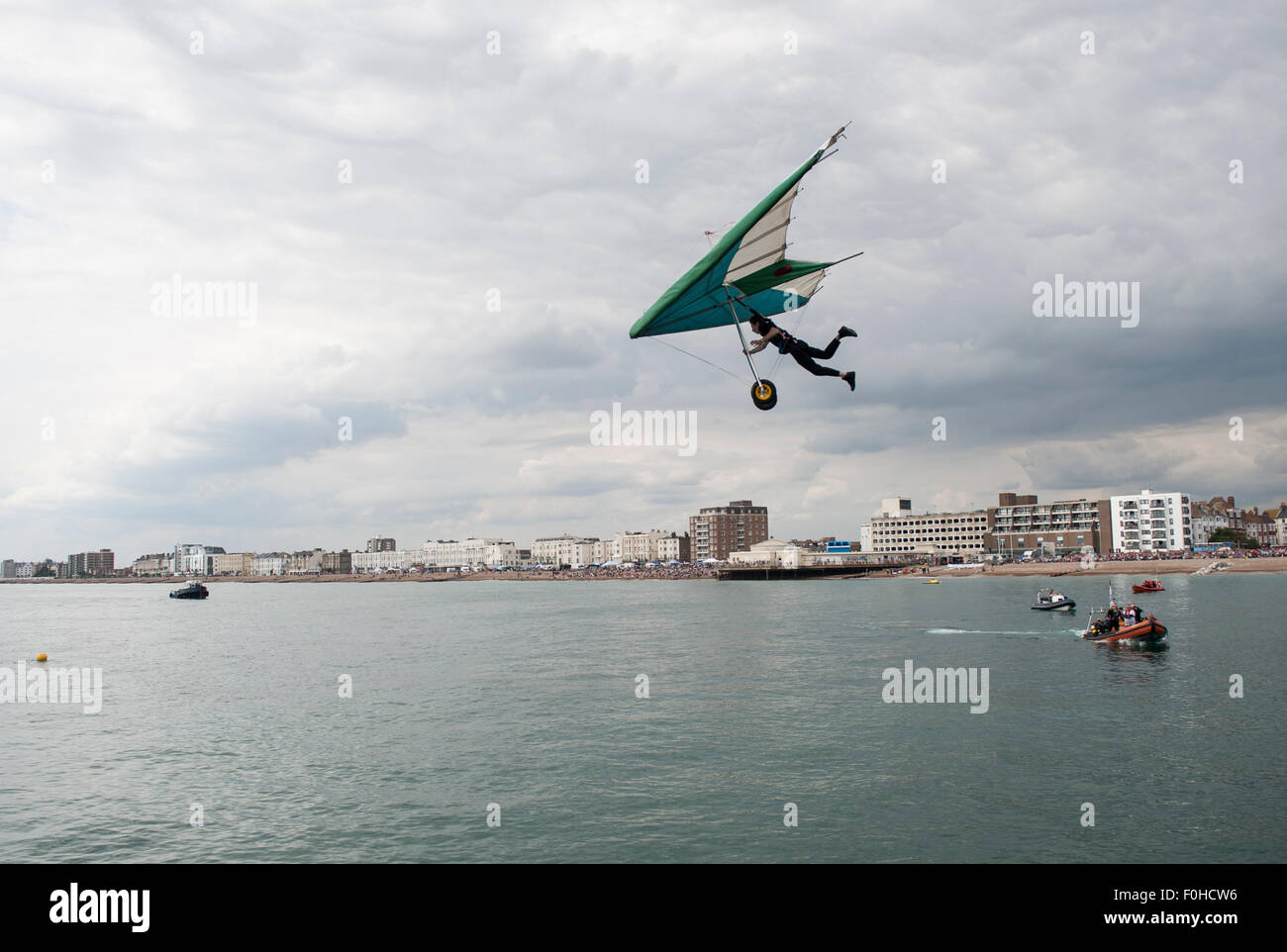 Worthing, Regno Unito. Il 16 agosto, 2015. Edgar Scukins [Condor classe] Il Worthing International Birdman Festival 2015 Credit: stephen Bartolomeo/Alamy Live News Foto Stock