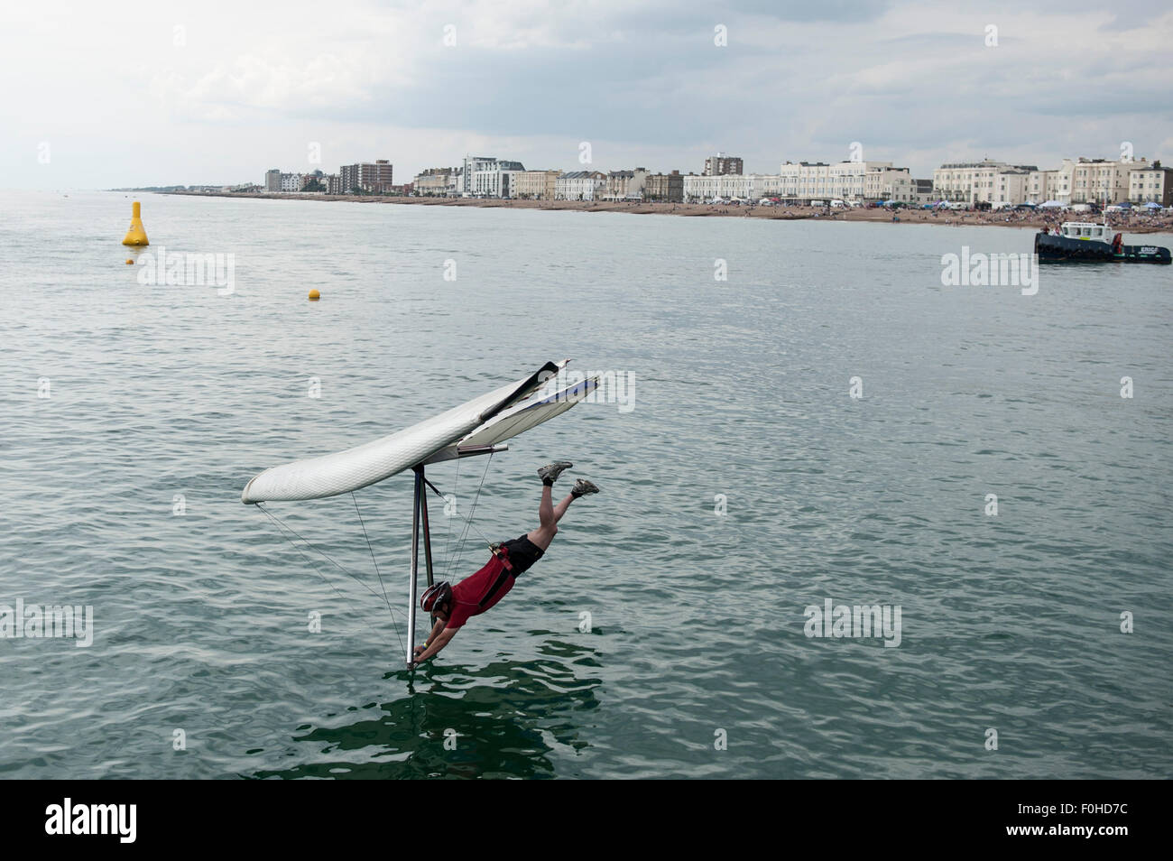 Worthing, Regno Unito. Il 16 agosto, 2015. Kevin Smith [Condor classe]. Il Worthing International Birdman Festival 2015 Credit: stephen Bartolomeo/Alamy Live News Foto Stock