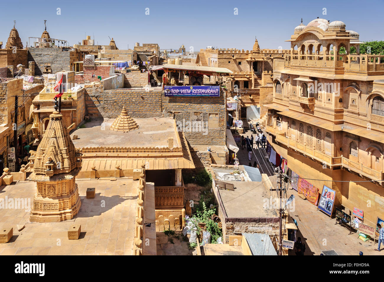 Vista dei templi indù e ospita al suo interno il Golden Fort di Jaisalmer, Rajasthan in India con spazio di copia Foto Stock