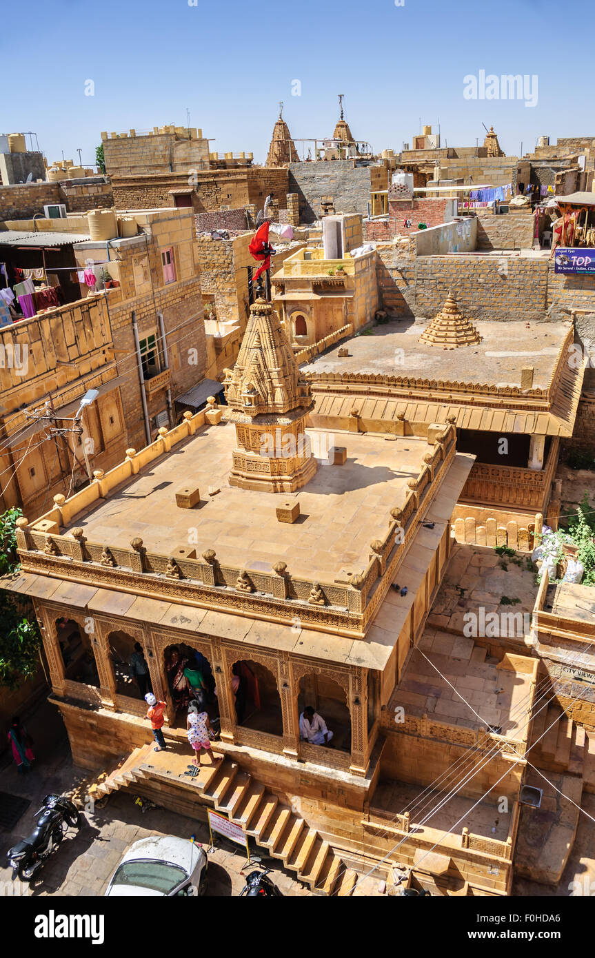 Vista dei templi indù e ospita al suo interno il Golden Fort di Jaisalmer, Rajasthan in India con spazio di copia Foto Stock