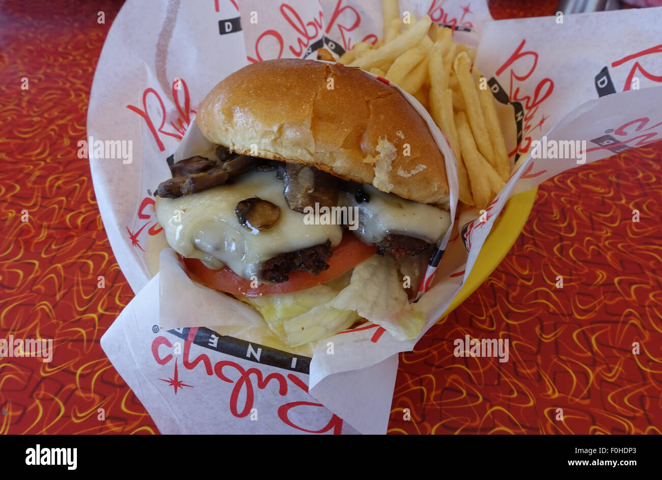 Food USA Ruby's Diner nella California Meridionale Newport Beach - un fungo svizzero di hamburger e patatine fritte Foto Stock