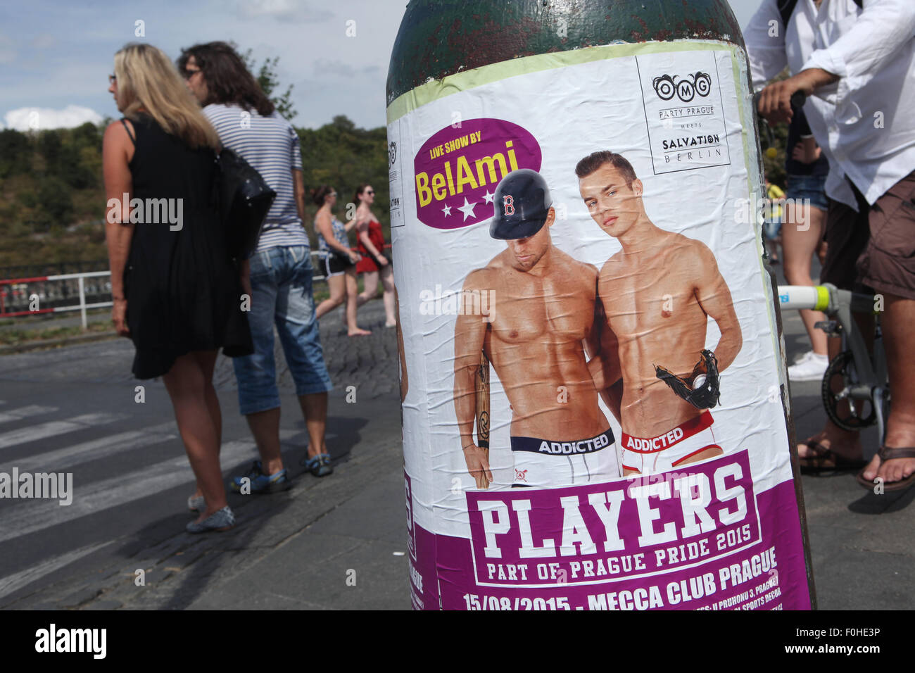 Praga, Repubblica Ceca. Il 15 agosto 2015. Ungherese gay porno attori Kris  Evans (L) e Hoyt Kogan (R) rappresentata in strada poster pubblicitari il  Belami Live Show durante la festa di OMG