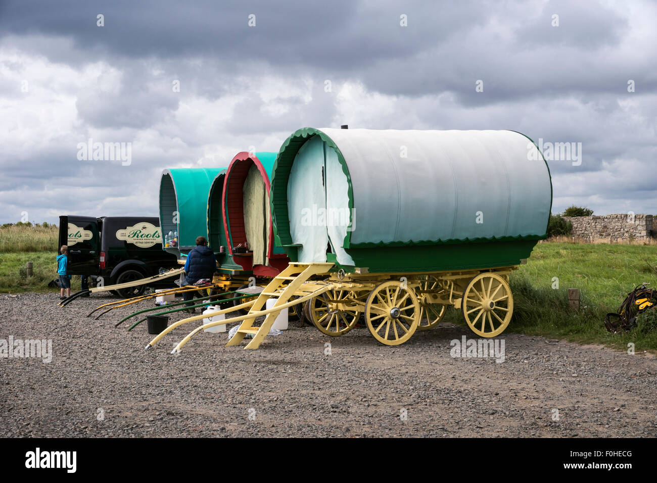 Bow top caravan temporaneamente accampati nel parcheggio Boulmer nel Northumberland Foto Stock