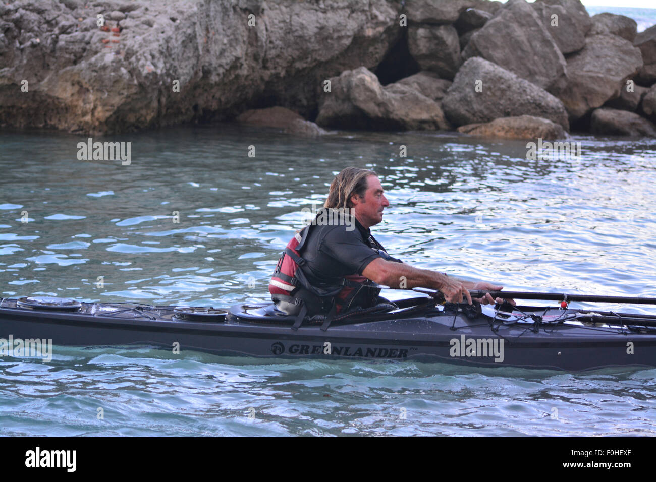 Gibilterra. Il 16 agosto, 2015. Sabato 15 Agosto 2015 due rematori di Gibilterra insieme fuori da Tangeri per la pala a Gibilterra in aiuto di carità. Norman e Michael, ex un vogatore disabili, arrivati in Catalan Bay nel lato est di Gibilterra dopo aver attraversato il commerciale occupato itinerario di spedizione dello Stretto di Gibilterra, quindi attraversando la baia di Gibilterra prima di imbottitura lungo la costa per uno di Gibilterra le principali spiagge. I Due canoisti sono stati canottaggio in aiuto delle case di Cheshire progetto che aiuta i bambini a Tangeri. Credito: Stephen Ignacio/Alamy Live News Foto Stock