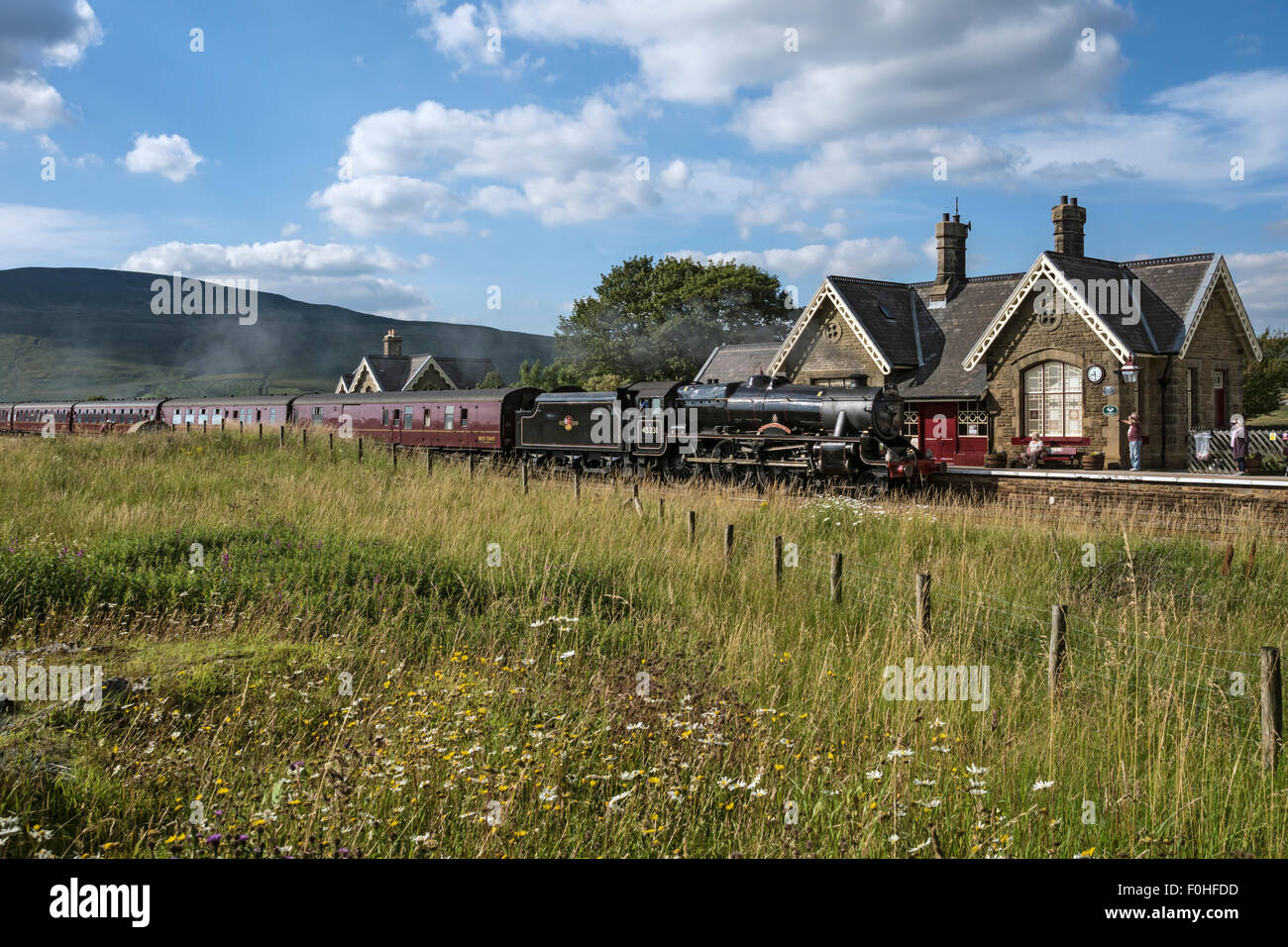 Stazione Ribblehead. Treno a vapore "l' Fellsman tirato da ex-LMS Stanier Class 5 locomotore n. 45231 "Sherwood Forester'. Foto Stock