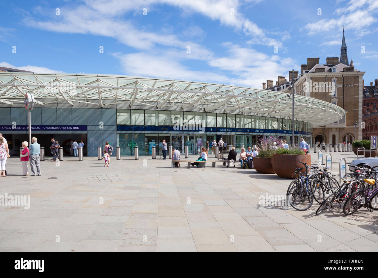 La gente in attesa al di fuori dell'atrio partenze alla stazione di King Cross a Londra. Foto Stock