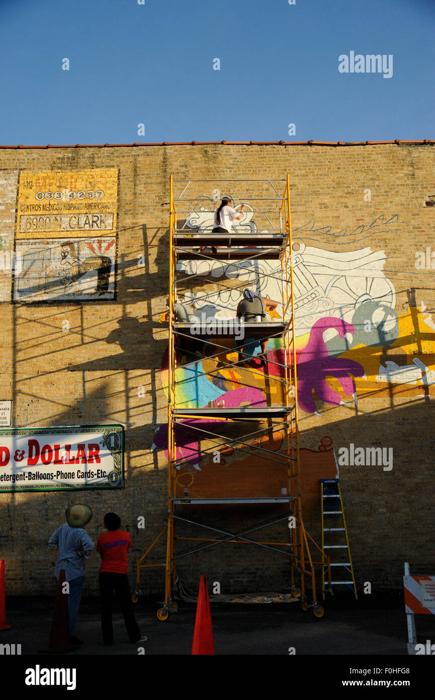 Artisti messicani pittura murale di nome 'Monstruo de Rogers Park, Adelante " Foto Stock