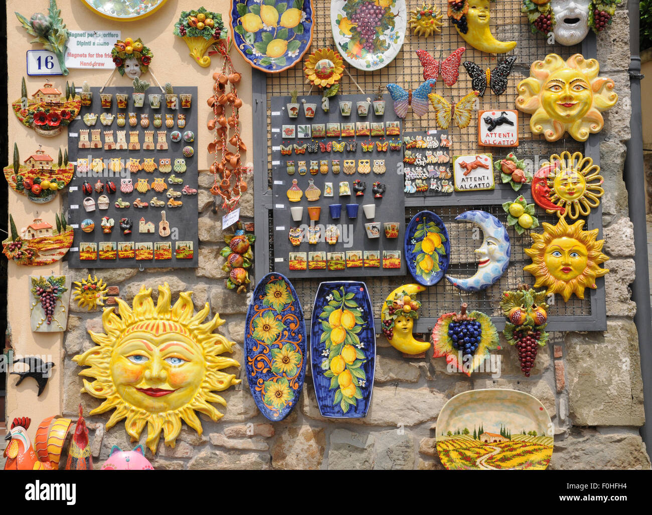 Negozio di souvenir in vendita al di fuori di un negozio nella piazza principale di Montecatini Alto in Toscana. Foto Stock Negozio di souvenir in vendita al di fuori di un negozio nella piazza principale di Montecatini Alto in Toscana. Foto Stock