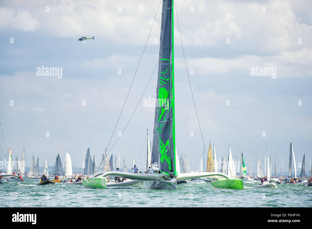 Cowes, Isle of Wight, Regno Unito, domenica. 16 agosto 2015. Quarantaseiesima edizione della Rolex Fastnet Race 2015 iniziato alle 12:00 BST in arie di luce. Trimarano vita^3 in primo piano subito dopo lo start Credito: Sam Kurtul / Alamy Live News Foto Stock