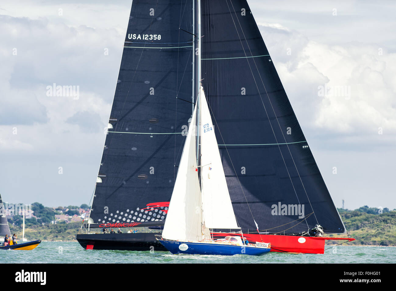 Cowes, Isle of Wight, Regno Unito, domenica. 16 agosto 2015. La quarantaseiesima edizione della Rolex Fastnet Race 2015 iniziato alle 12:00 BST in arie di luce. Mighty Comanche (USA12358) facendo il meglio della luce airs in West Solent Credito: Sam Kurtul / Alamy Live News Foto Stock