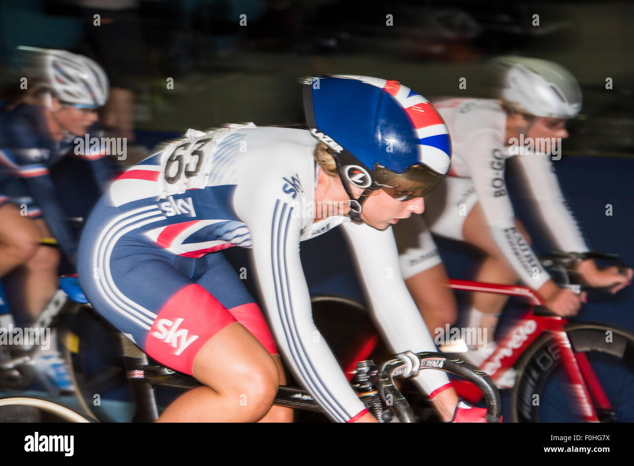 Derby, Regno Unito. 16 Ago, 2015. Laura Trott compete nella gara a punti durante la donna omnium evento presso la rivoluzione serie a Derby Arena, Derby, Regno Unito il 16 agosto 2015. La rivoluzione è una serie professional via racing series con molti dei migliori del mondo via i ciclisti. Questo evento si svolge su 3 giorni dal 14-16 agosto 2015, è un importante evento di preparazione per il Rio 2016 Giochi Olimpici, consentendo britannico piloti di segnare punti qualificanti per i giochi. Credito: Andrew Torba/Alamy Live News Foto Stock