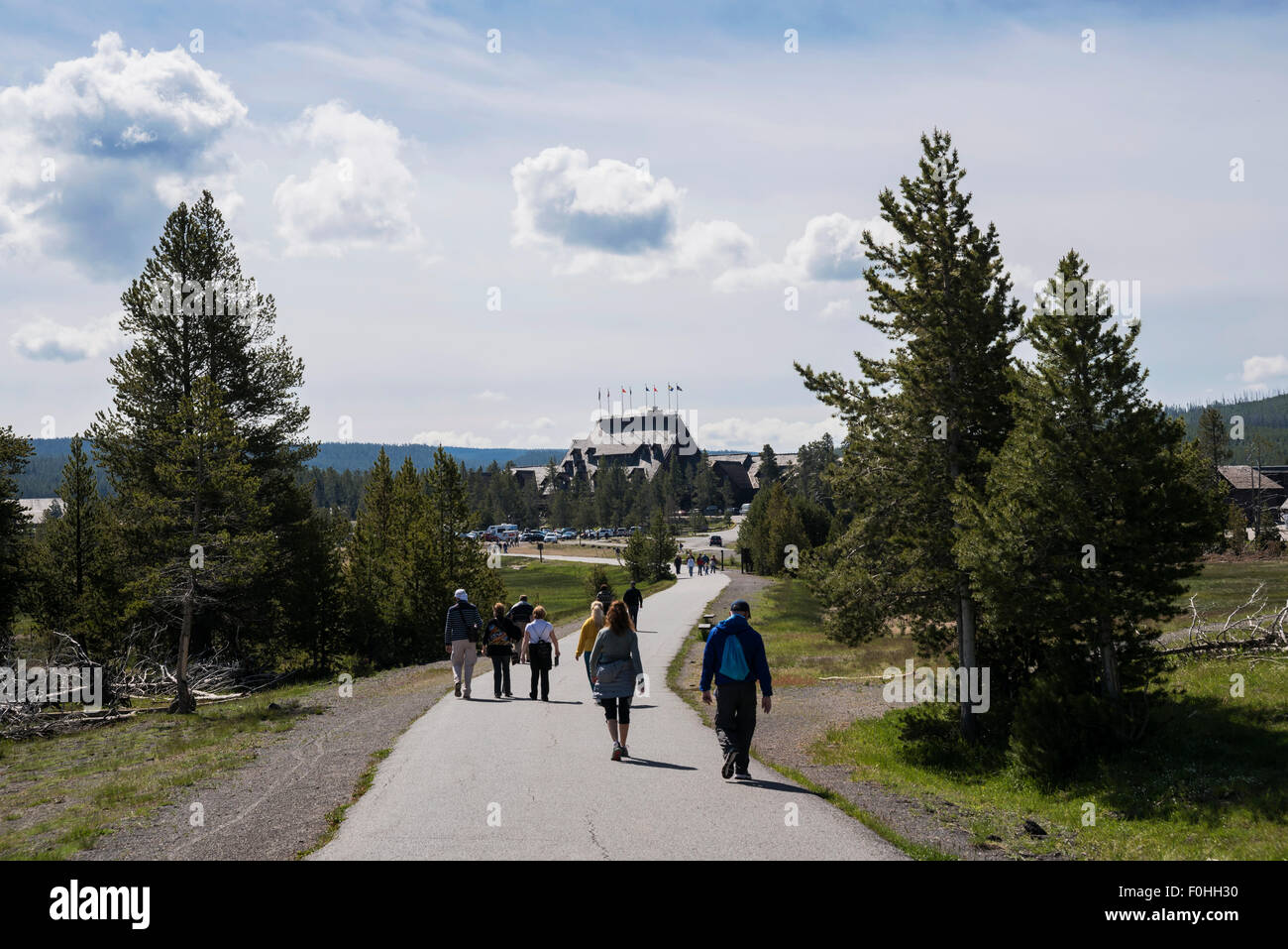 Turisti di ritorno per il famoso Old Faithful Inn dopo una escursione nel Parco Nazionale di Yellowstone , Wyoming, STATI UNITI D'AMERICA Foto Stock