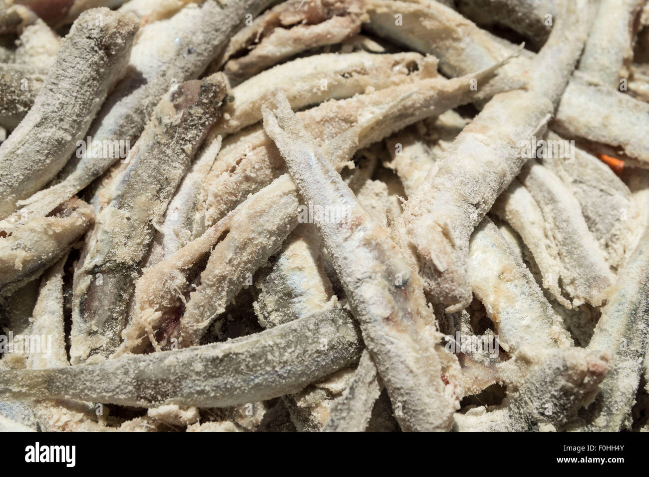 Semplicemente cibo ,semplicemente cottura - acciughe pulite e cosparsa di farina Foto Stock