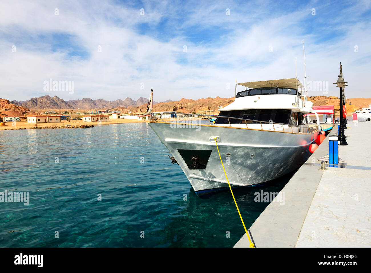 Yacht a motore sul Mar Rosso in porto, Sharm el Sheikh, Egitto Foto Stock