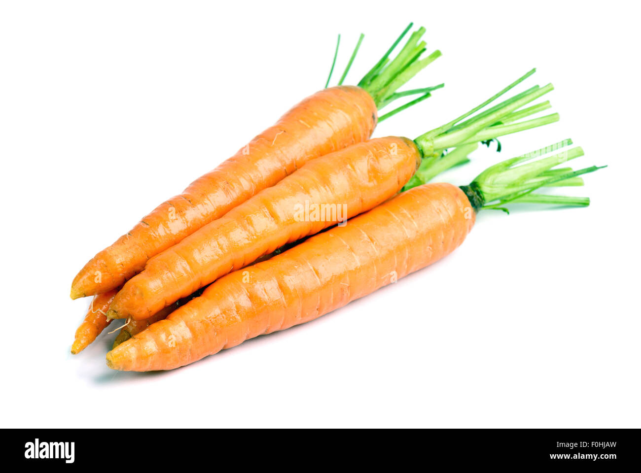 Le carote fresche su sfondo bianco Foto Stock