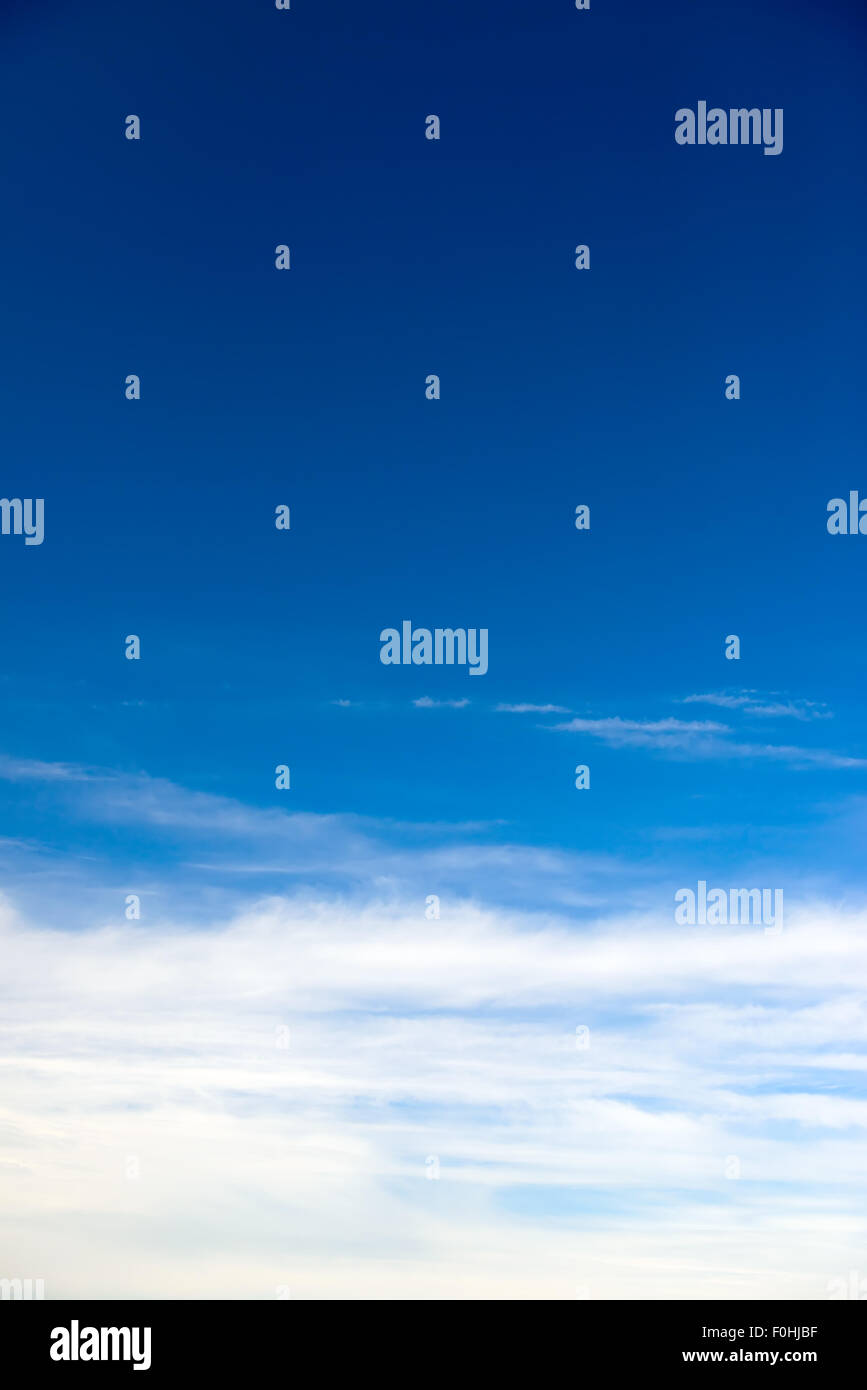 Profondo cielo blu con una bella cloudscape verticale Foto Stock