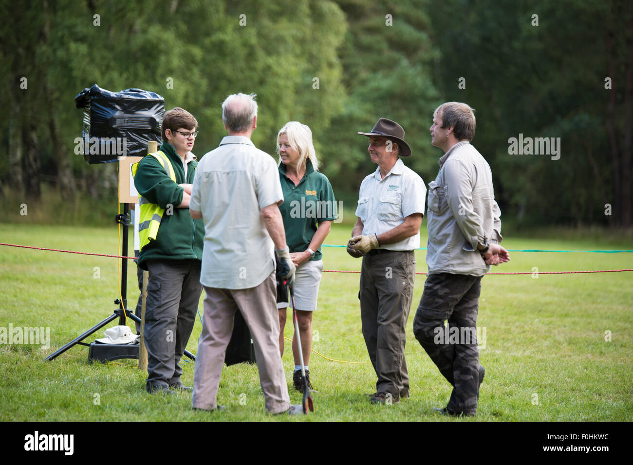 Staffordshire Park Rangers avente una chat a Cannock Chase Visitor Centre Regno Unito Foto Stock