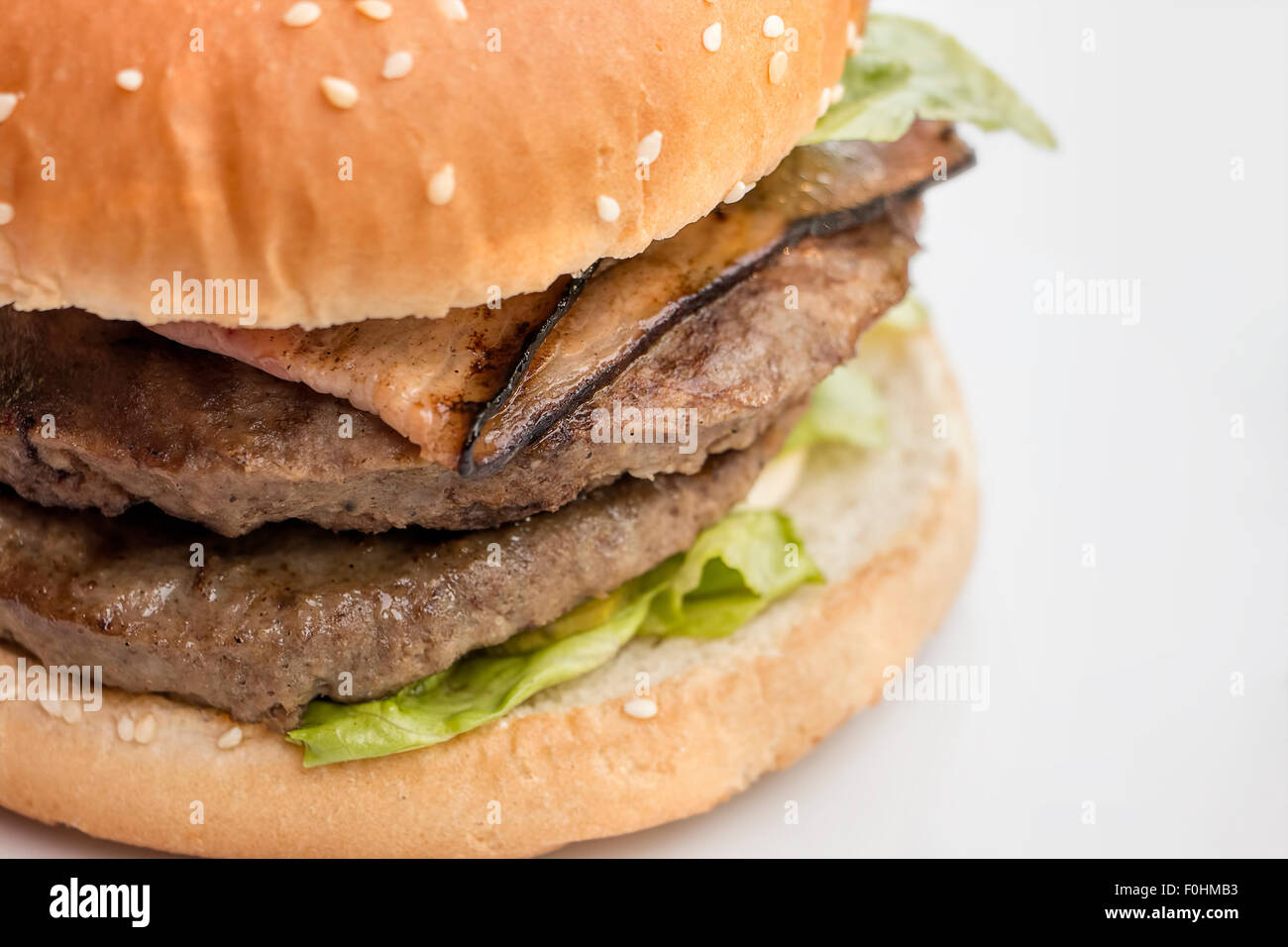 Il fast food, closeup di burger sulla piastra bianca. Foto Stock