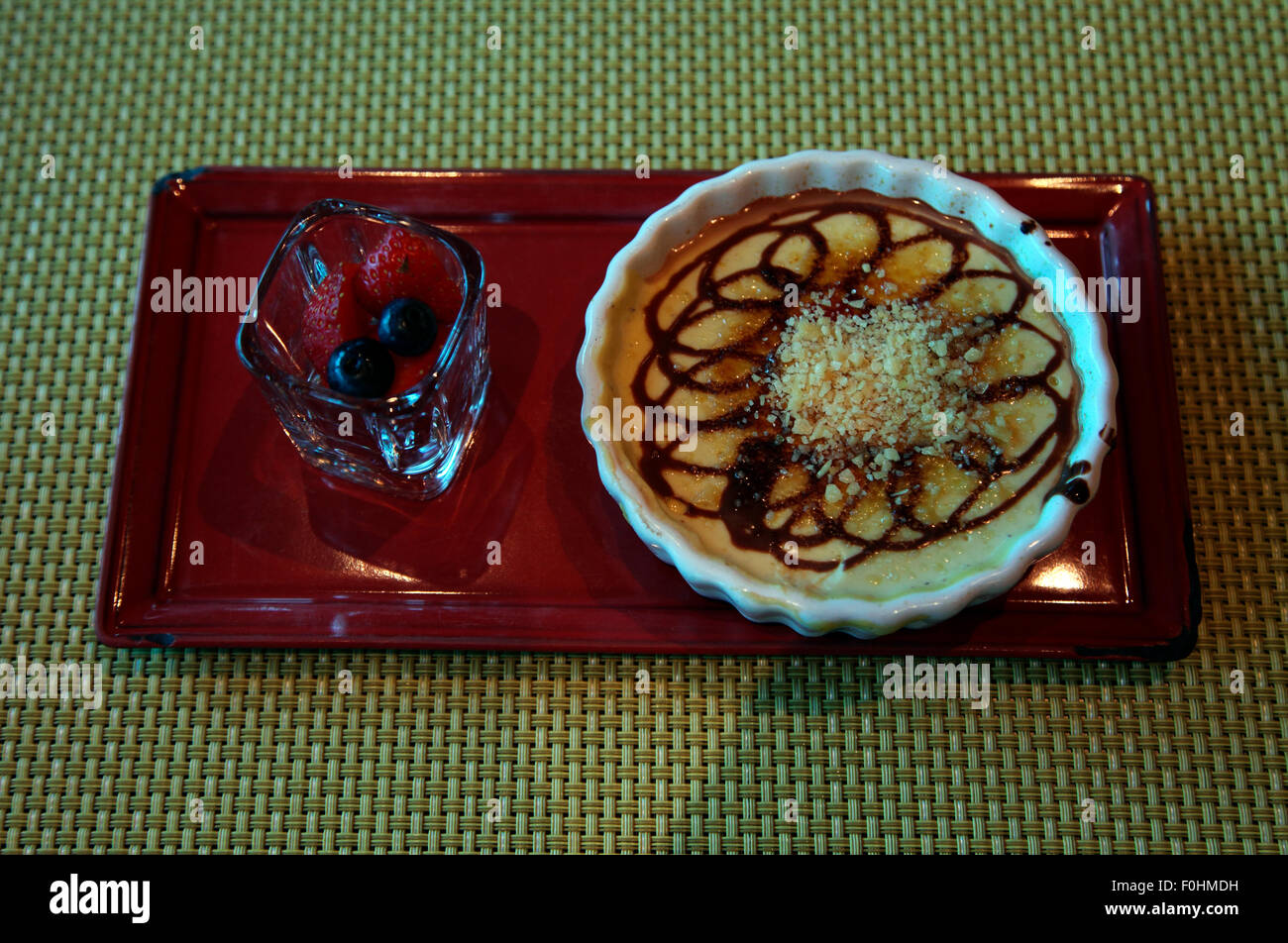 Creme brulee servita in Tuscan Grill a bordo di Celebrity Silhouette. Foto Stock