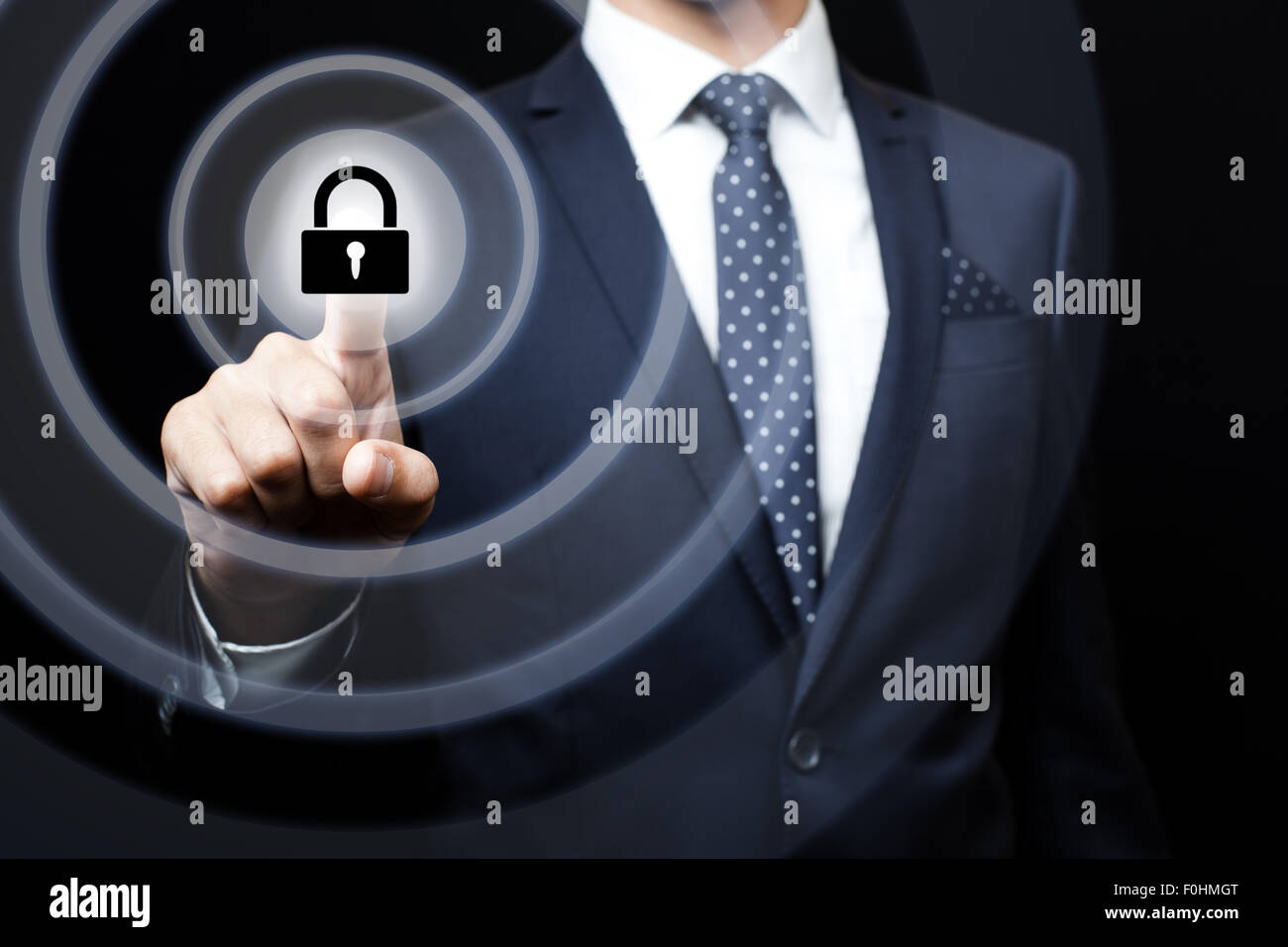 Imprenditore premendo il pulsante su schermi virtuali Foto Stock