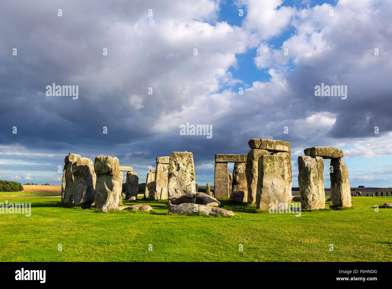 Il sito di Stonehenge nel tardo pomeriggio di sole, vicino a Amesbury, Wiltshire, Inghilterra, Regno Unito Foto Stock