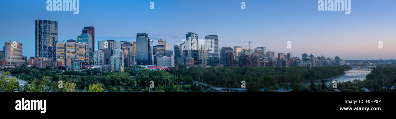 Vista panoramica sul paesaggio urbano della città di Calgary al tramonto Foto Stock