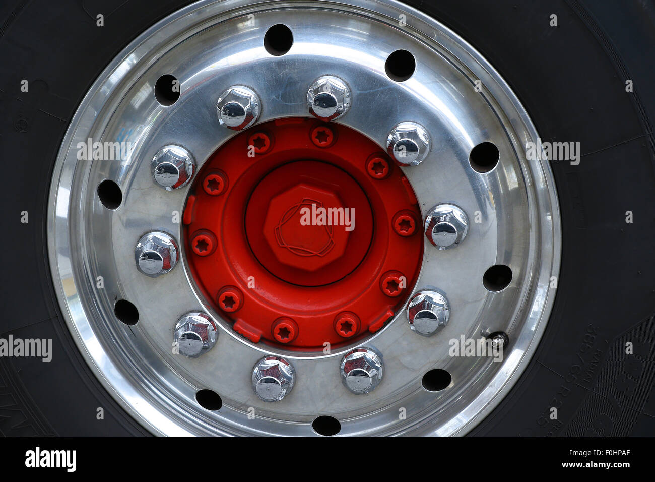 Rosso centro ruota di un carrello con cerchio cromato,i dadi e i bulloni Foto Stock