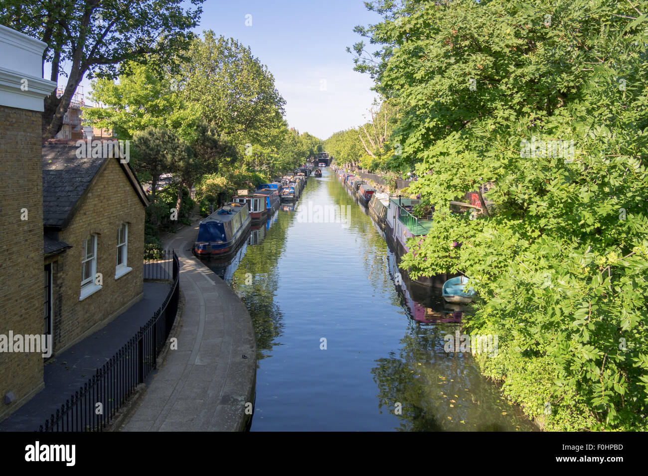Le file di case galleggianti sulle rive del canale a Little Venice, Paddington, Londra ovest Foto Stock