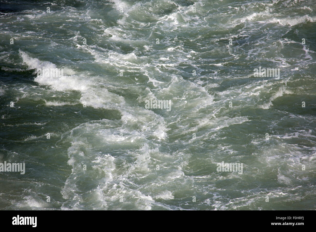 Mare churning. Mare verde con onde churning Foto Stock