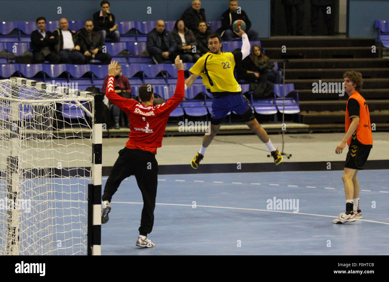 Kiev, Ucraina - 2 Aprile 2013: Mykola Stetsyura dell'Ucraina (in giallo) attaccare la rete durante la fase di pallamano EHF EURO 2014 partita di qualificazione contro Paesi Bassi il 2 aprile 2013 a Kiev, Ucraina Foto Stock