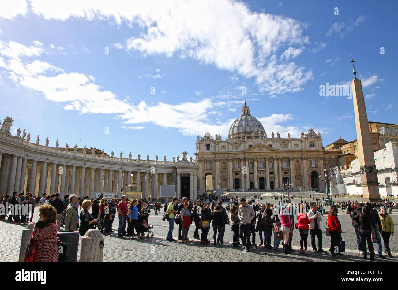 Vaticano - Il mese di Marzo 9, 2013: persone in piazza san Pietro nella Città del Vaticano di attendere per il conclave (papa elezione) il 9 marzo 2013 nella città del Vaticano il Vaticano Foto Stock