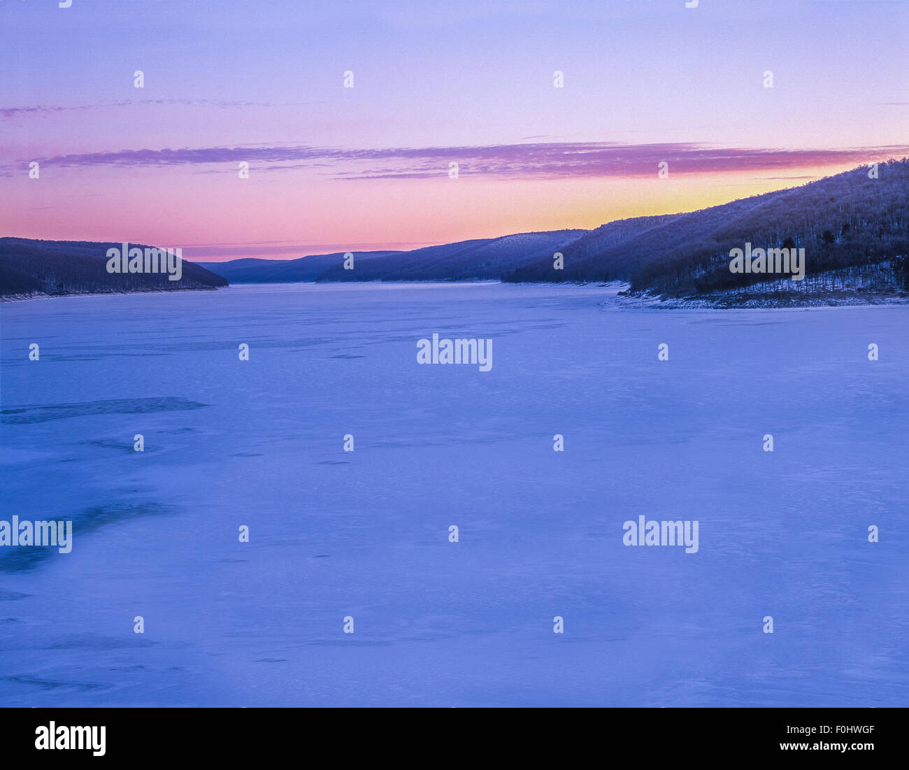 Inverno alba sopra il serbatoio Kinzua, Warren Co., PA Foto Stock