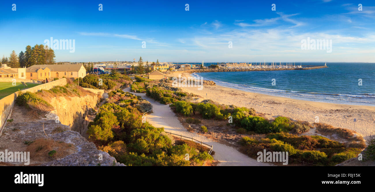 Fremantle. Bagnanti Spiaggia e Porto di Challenger preso dalla casa rotonda. Foto Stock